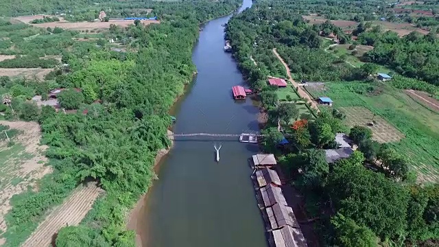 鸟瞰图筏在河流附近的乡村和森林视频素材