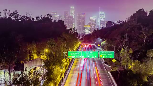 时间流逝-高速公路上的交通与市中心在夜间的背景视频素材