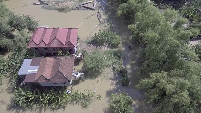 无人机拍摄:在东南亚肆虐的最严重的洪水中，淹没了农村地区的村庄视频素材