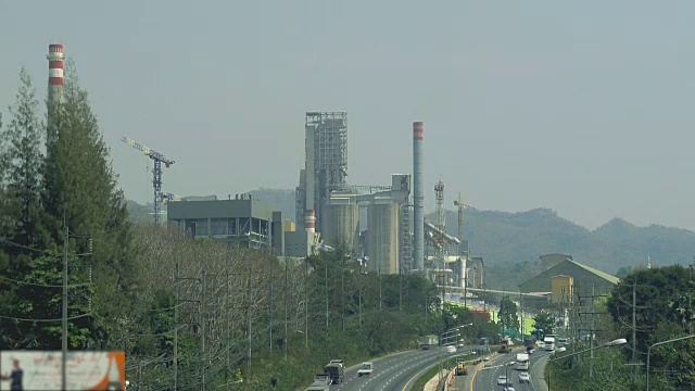 以水泥厂为背景的高速公路交通视频长曝光。视频素材