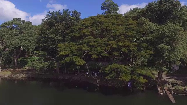 山、湖岸树木和植被。无人机的空中。视频素材