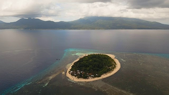 鸟瞰图美丽的海滩热带岛屿。Mantigue岛菲律宾视频素材