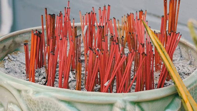 花园中传统的小佛坛旁，用红色的香枝祈福视频素材