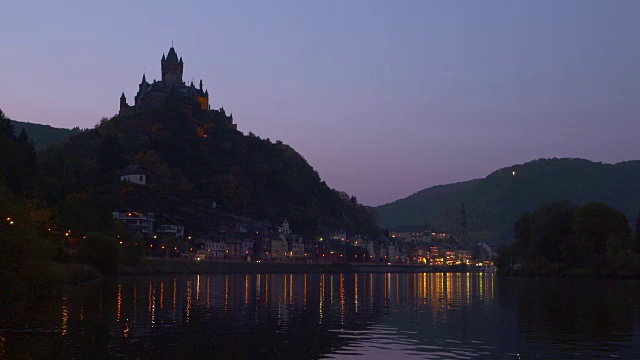 摩泽尔河上的科赫姆帝国城堡。Cochem, Cochem帝国城堡，摩泽尔河，摩泽尔河谷，莱茵兰-普法尔茨，德国。视频素材