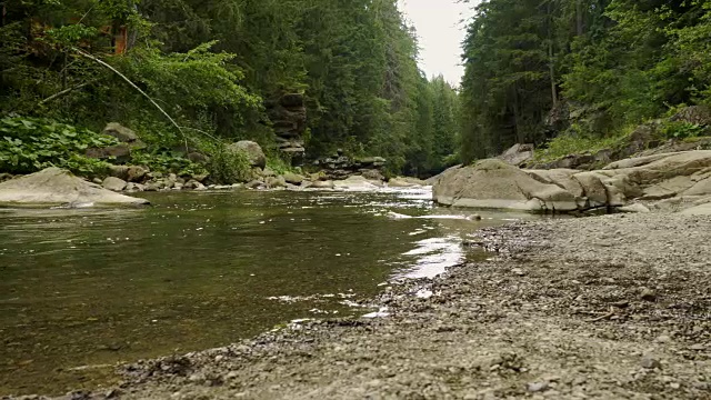 峡谷中的山间河流视频素材