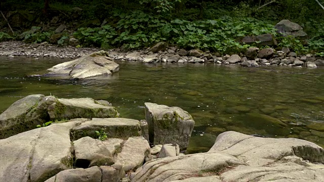 峡谷中的山间河流视频素材