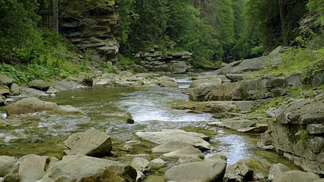 峡谷中的山间河流视频素材