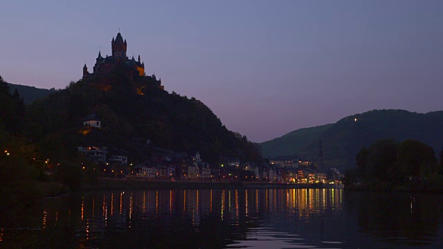 摩泽尔河上的科赫姆帝国城堡。Cochem, Cochem帝国城堡，摩泽尔河，摩泽尔河谷，莱茵兰-普法尔茨，德国。视频素材