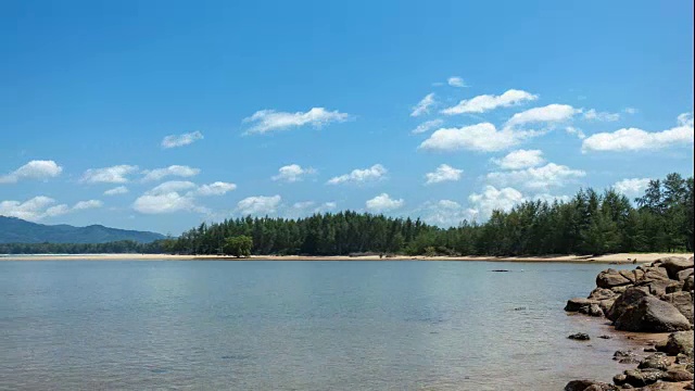 4k时间流逝美丽的热带海洋和晴朗的蓝天，夏季的云，普吉岛视频素材