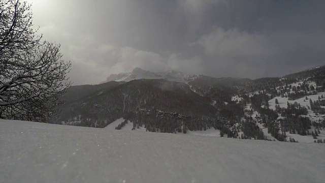 山景多雪，天空阴云密布视频素材