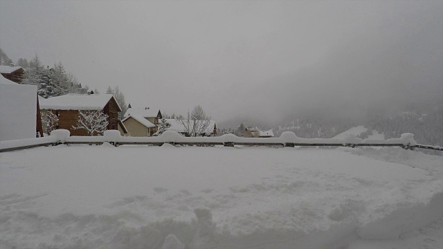 山景多雪，天空阴云密布视频素材