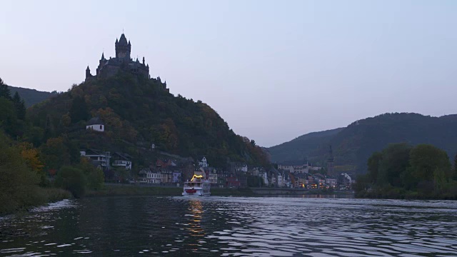 摩泽尔河上的科赫皇家城堡和客轮。Cochem, Cochem帝国城堡，摩泽尔河，摩泽尔河谷，莱茵兰-普法尔茨，德国。视频素材