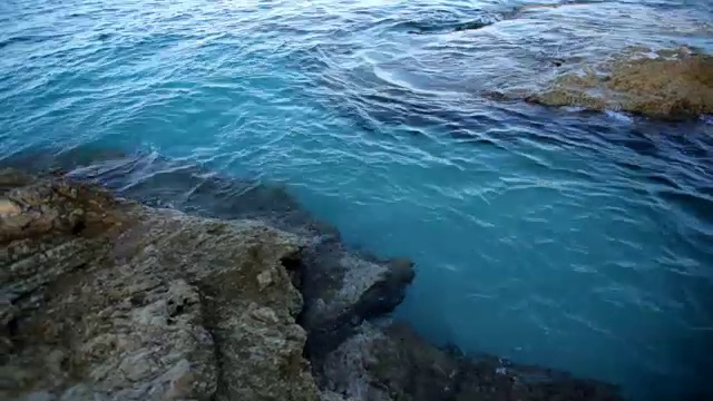 海浪拍打着石岸视频素材