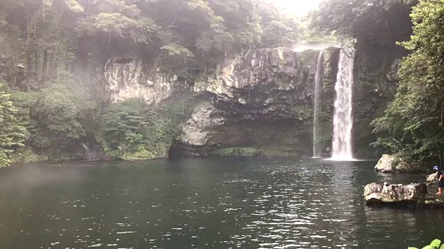 济州岛的天池渊瀑布视频素材