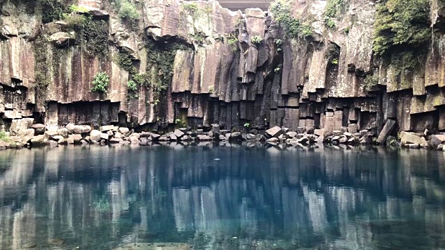 韩国济州岛天jeonjeyeon瀑布视频素材