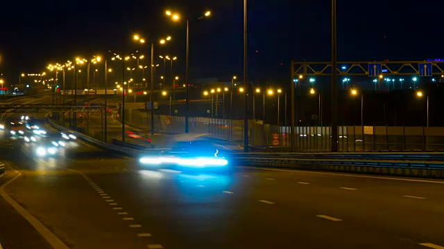 公路交通车辆在夜间时间流逝。汽车在桥上行驶的晚上时间流逝。4 k UHD。间隔拍摄。视频素材