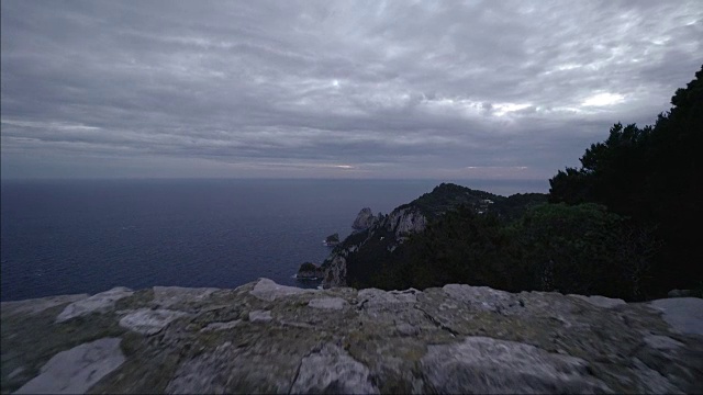 阴天意大利卡普里岛悬崖边的景色视频素材