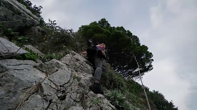 阴天意大利卡普里岛悬崖边的景色视频素材