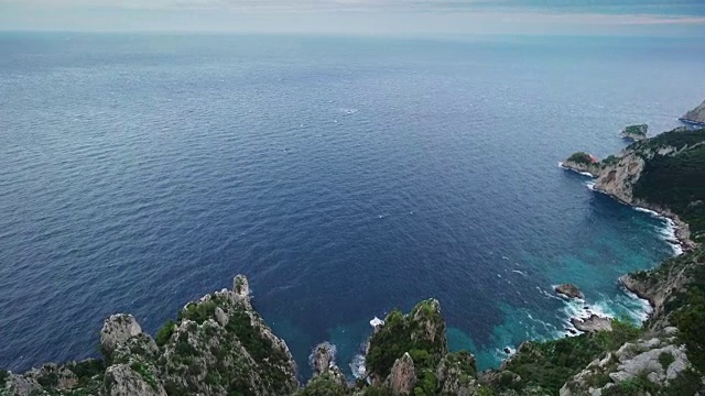 阴天意大利卡普里岛悬崖边的景色视频素材