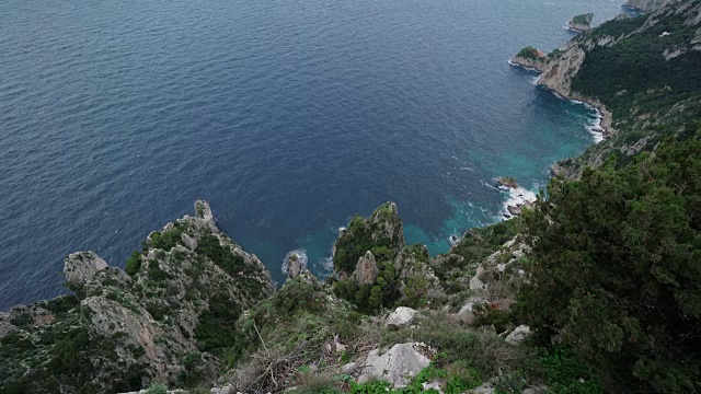 阴天意大利卡普里岛悬崖边的景色视频素材