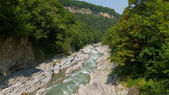 平移拍摄的风景与山区河流视频素材