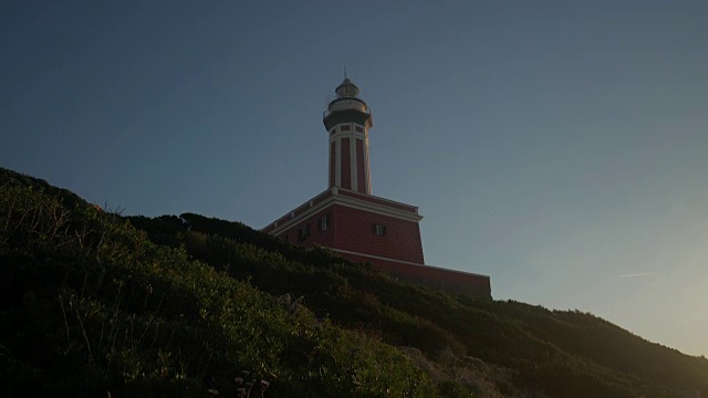 意大利卡普里岛海岸日落时的灯塔视频素材