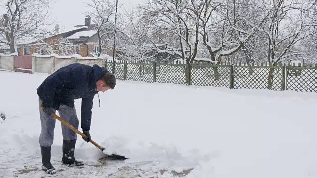 十几岁的男孩正在铲雪视频素材