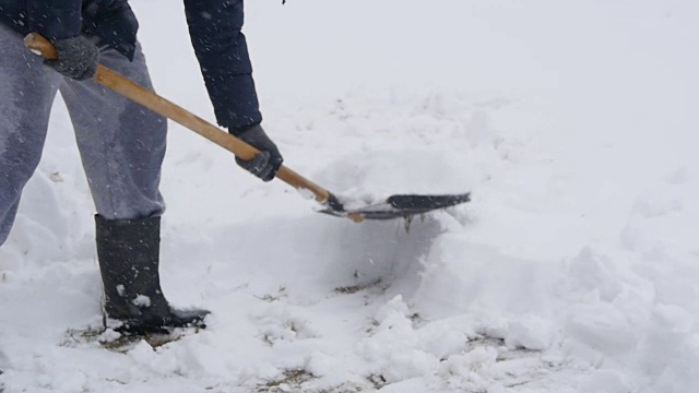 十几岁的男孩正在铲雪视频素材