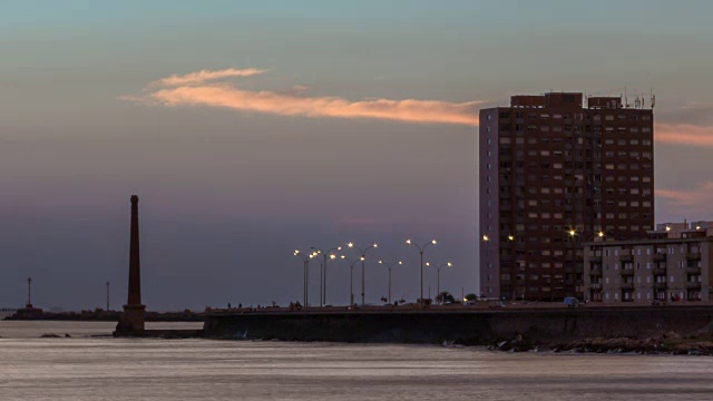 日落在乌拉圭蒙得维的亚地平线和海岸的时间流逝视频素材