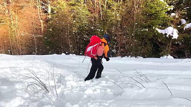 雪崩保护背包视频素材