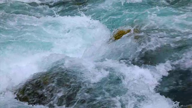 山河水与慢镜头特写视频素材