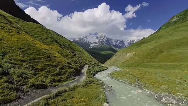 Shkhara山脚下的山谷。上斯瓦内蒂，格鲁吉亚，欧洲。高加索山脉。视频素材