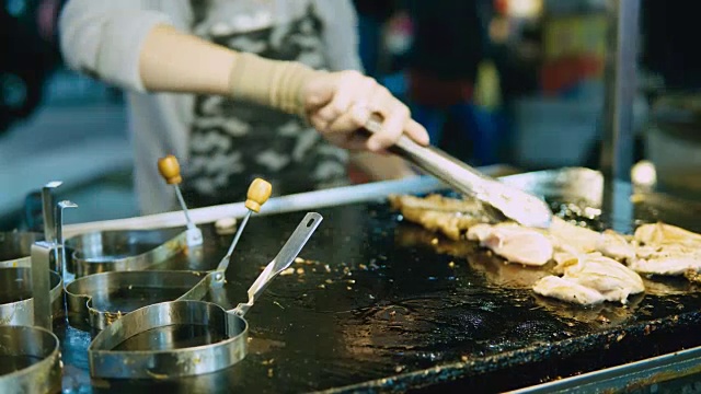 鸡丁在烧烤烤炉上烧熟。台湾夜市街头小吃摊贩视频素材