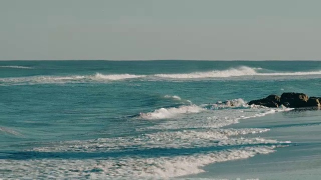 海浪拍打着海滩视频素材