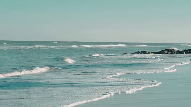 海浪拍打着海滩视频素材