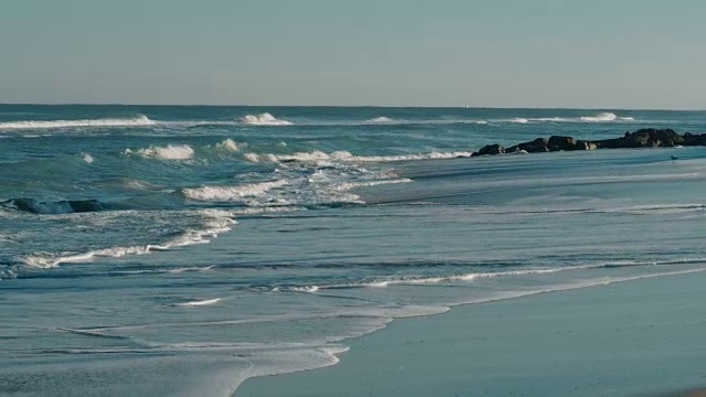 海浪拍打着海滩视频素材