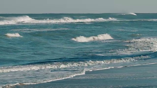 海浪拍打着海滩视频素材