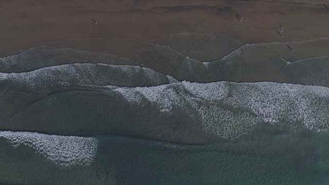 直冲而下的海浪拍打着海滩视频素材