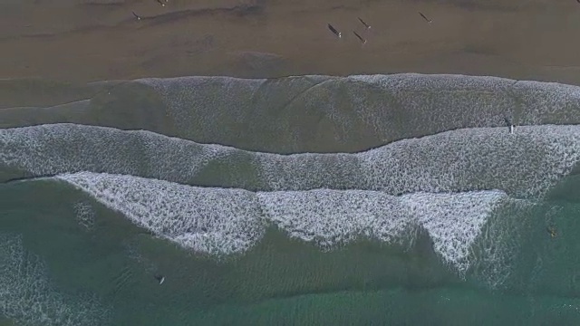 直冲而下的海浪拍打着海滩视频素材