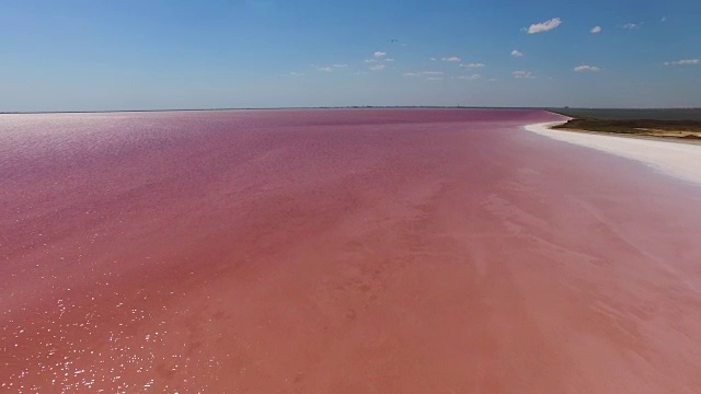 天线:红色盐湖晶莹的水面视频素材