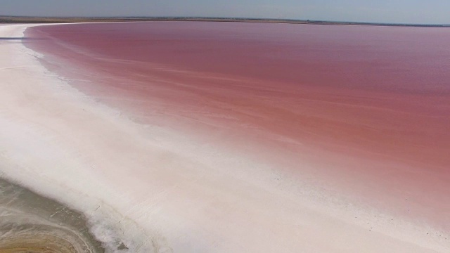 天线:红色盐湖晶莹的水面视频素材