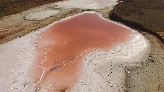天线:红色盐湖晶莹的水面视频素材