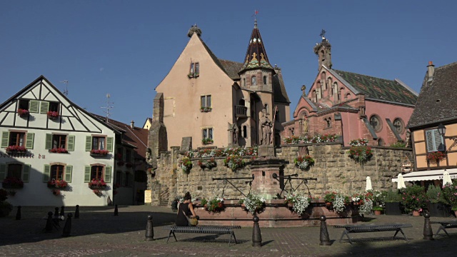 Château Saint-Léon，圣里昂教堂和城堡广场的喷泉视频素材