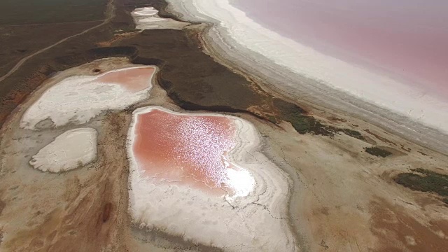 天线:红色盐湖晶莹的水面视频素材