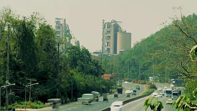 以水泥厂为背景的高速公路交通视频长曝光。视频素材