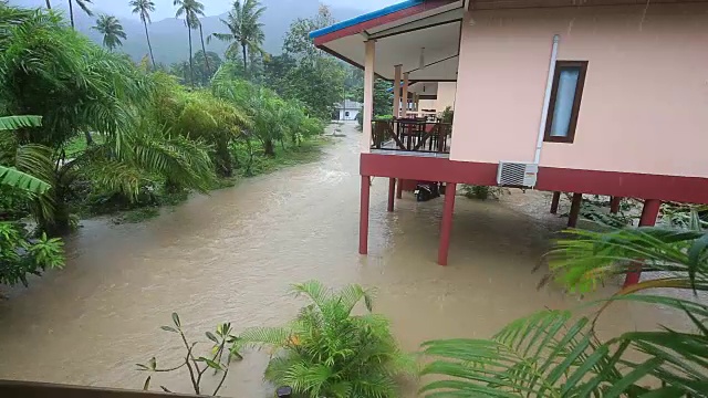 泰国街头遭遇洪水和热带降雨视频素材