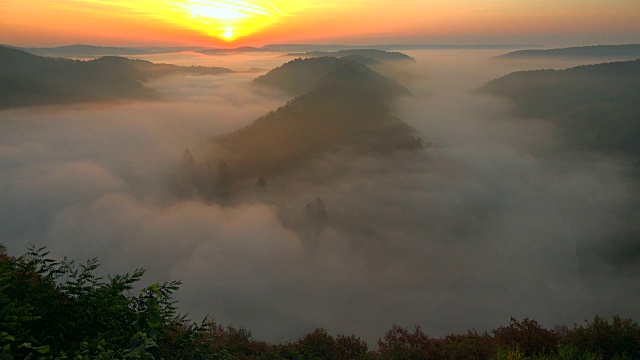 夕阳西下山峦倒影风景视频素材