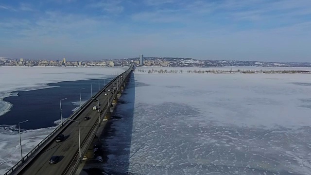 冰河上的公路桥视频素材