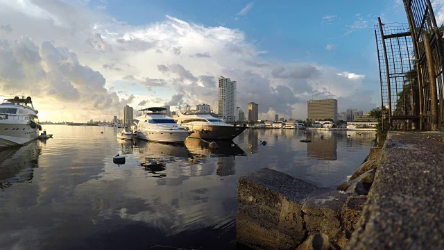 黄昏时分，游艇停泊在海滨海湾。轮廓视频素材