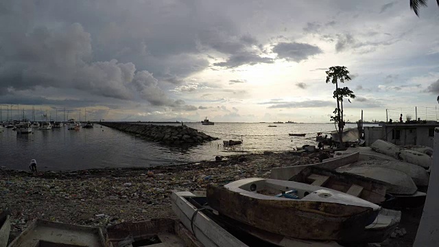 黄昏时分，游艇停泊在海滨海湾。轮廓视频素材